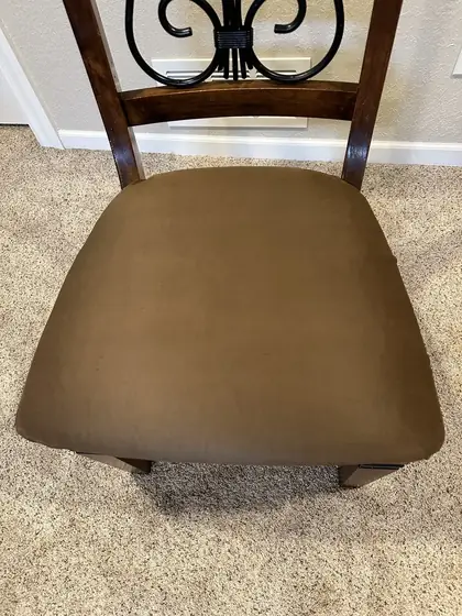 The same seat at close range, clean and even after cleaning